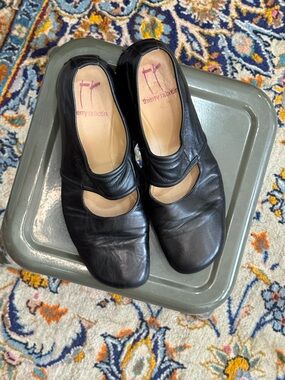 Thierry Rabotin Black Leather Mary Jane Flats with Cutout Sz 8